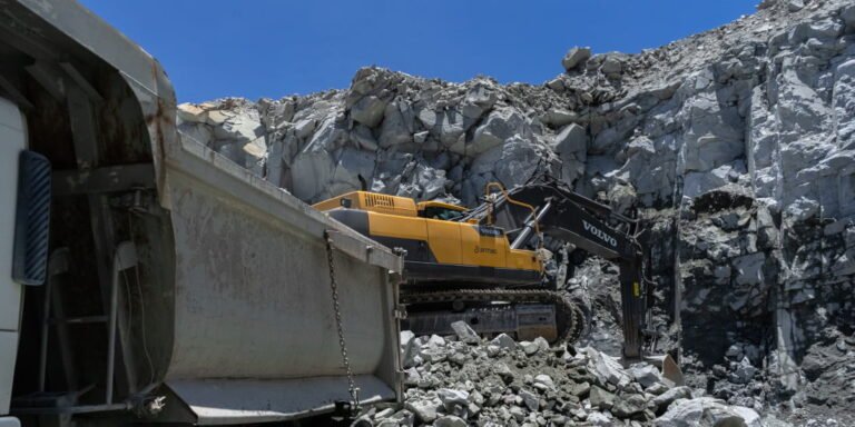 Lucratividade com extração de minério.